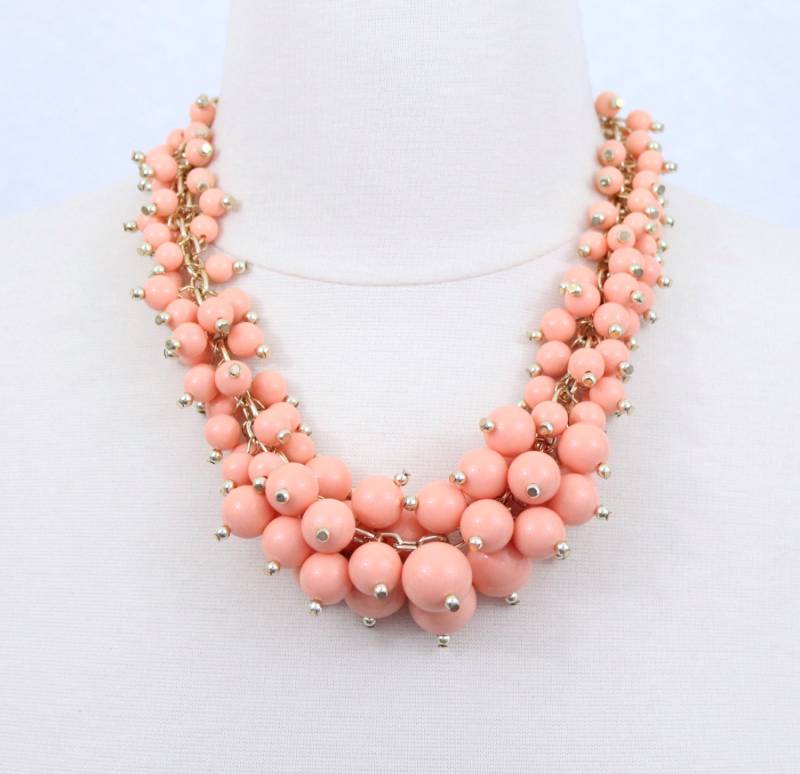 Korallenrote Statementkette Klobige Resinperlen, Ohrringe Passend Dazu von PearlsandBeyond