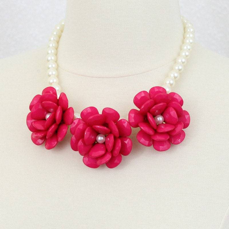 Lätzchen-Halskette Mit Fuchsie Und Rosa Harz Perle Statement Halskette von PearlsandBeyond