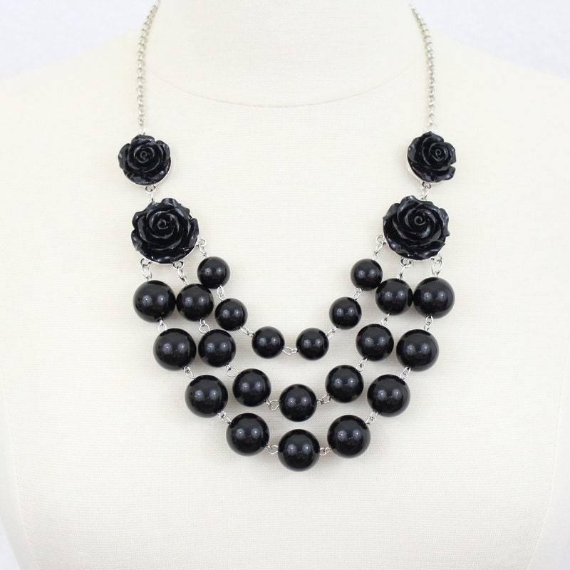 Lätzchen Halskette Mit Schwarzer Rosette Mehrstrangige Resin Statement von PearlsandBeyond