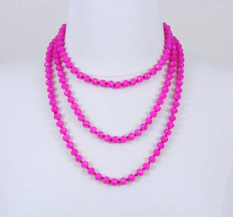Lange Fuchsia Kristallperlenkette Tiefrosa Glas Statement Schmuck von PearlsandBeyond