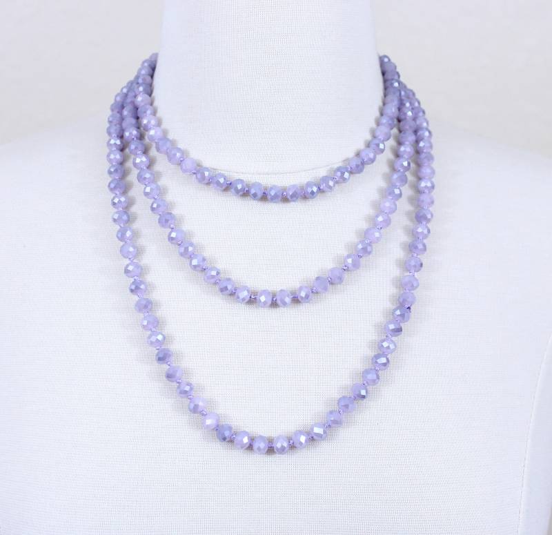 Lange Lavendelfarbene Glasperlenkette Hellviolette Kristallperlen, 120 cm von PearlsandBeyond