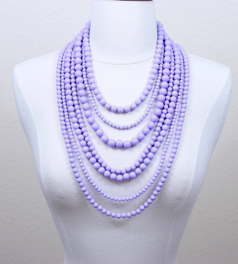 Lavendel Perlen Statement Kette Sieben Strang Resin Beads von PearlsandBeyond