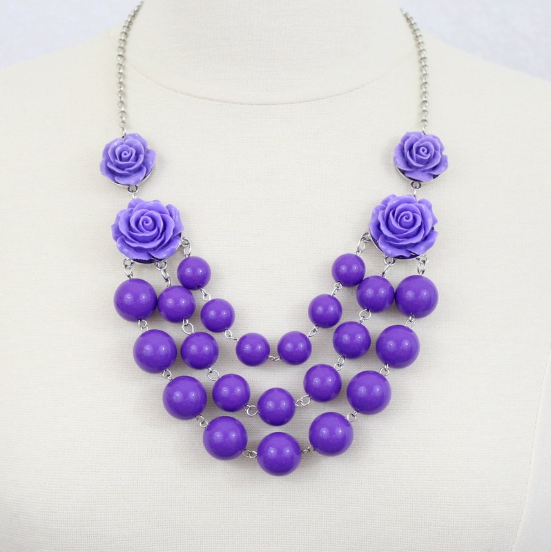 Lila Blumen Bib Halskette Resin Rosette Statement Schmuck von PearlsandBeyond
