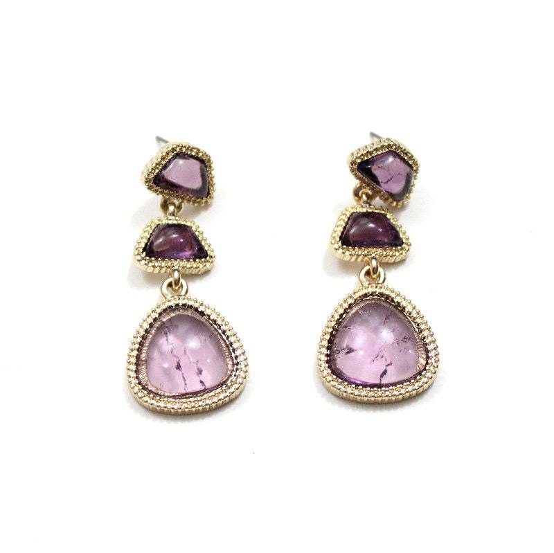 Lila Stein Ohrringe Violet Cabochon Hängeohrringe von PearlsandBeyond