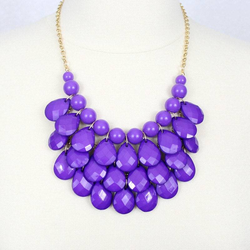 Lila Tropfenförmige Bib Halskette Chunky Resin Statement Schmuck von PearlsandBeyond