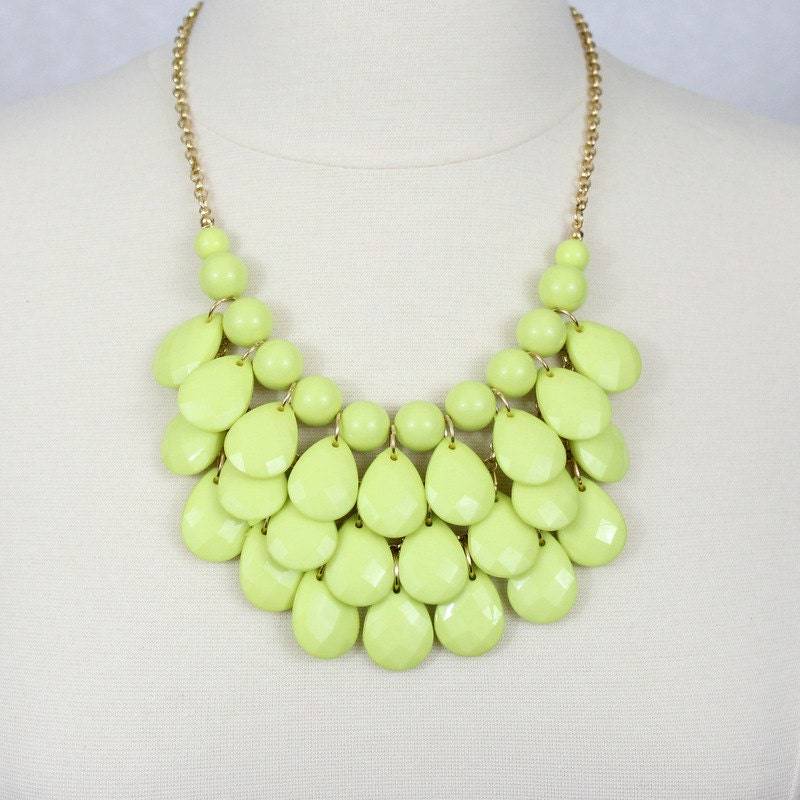 Lime Teardrop Statement Halskette Multi Layered Chunky Resin Bib von PearlsandBeyond