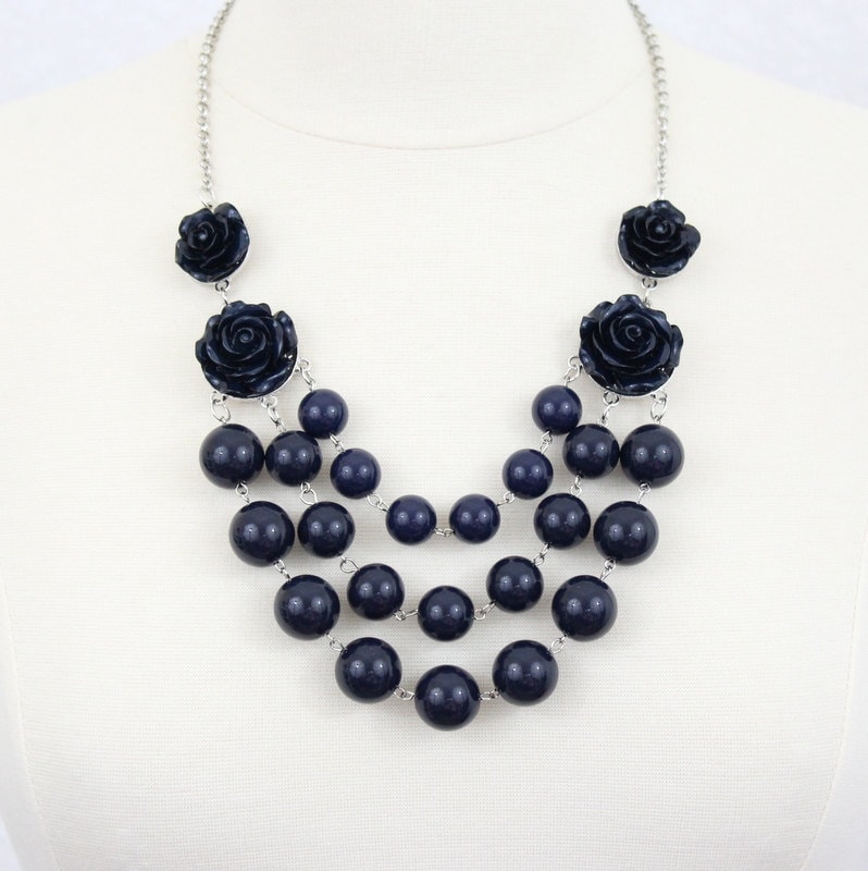 Marine Blau Rosette Halskette Geschichtete Perlen Statement Schmuck von PearlsandBeyond