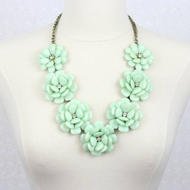 Mint Grün Rosette Halskette Chunky Resin Blume Statement Schmuck von PearlsandBeyond