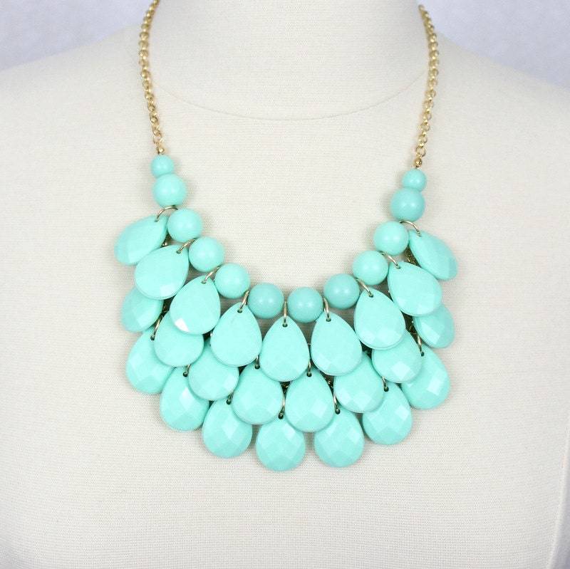 Mint Teardrop Statement Halskette Chunky Lätzchen Design von PearlsandBeyond