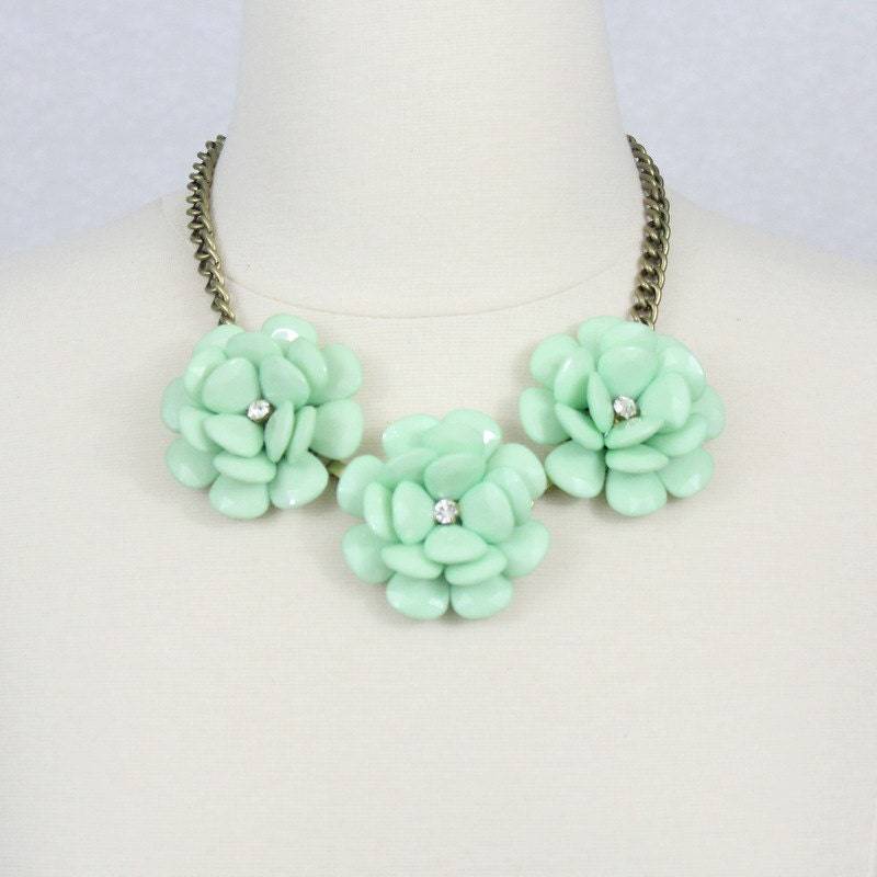 Mintgrüne Blume Statement Halskette Rosette Bib Kragen von PearlsandBeyond