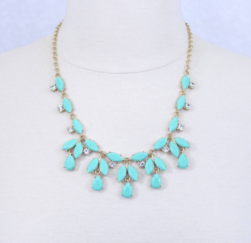 Mintgrüne Blumen Halskette Harz Strass Gold Legierung von PearlsandBeyond