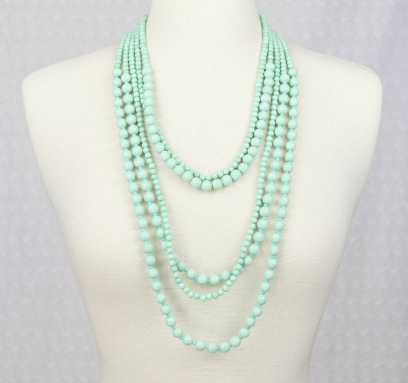 Mintgrüne Perlen Multi Strang Statement Halskette von PearlsandBeyond