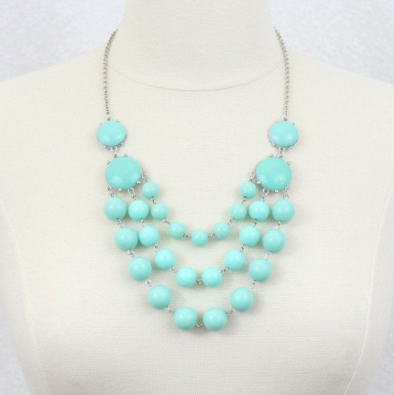 Mintgrüne Resin Bubble Halskette Multi Strand Bib Statement Halskette von PearlsandBeyond