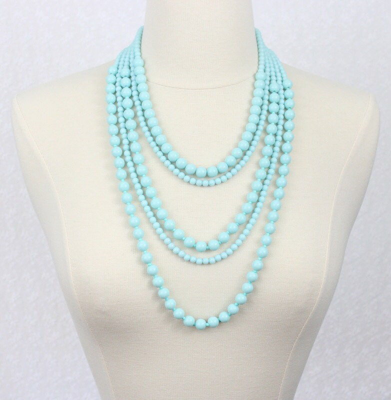 Multi Strand Statement Halskette Mit Himmelblauen Perlen von PearlsandBeyond