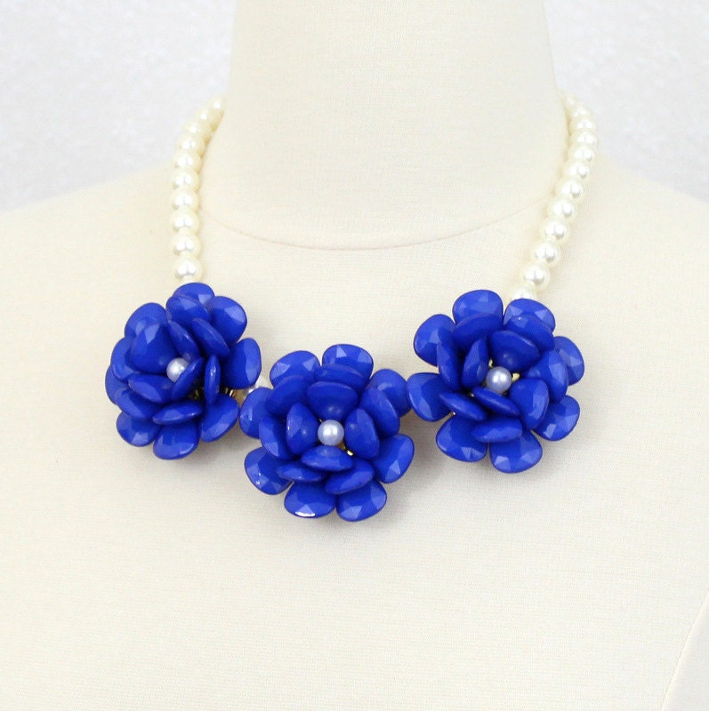 Navy Blue Flower Statement Halskette Lätzchen Perlen, Perlenkette von PearlsandBeyond