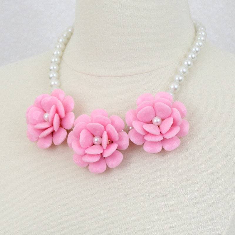 Rosa Blumen Statement Halskette Chunky Floral Lätzchen, Perlenkette von PearlsandBeyond