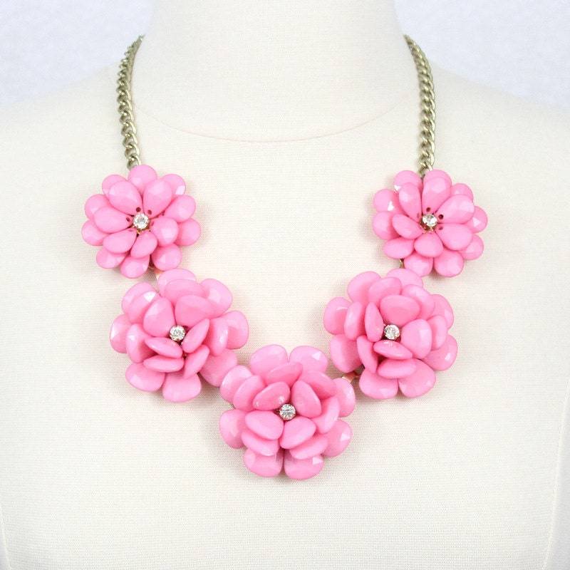 Rosa Harz Blume Statement Halskette Strass Akzent, Messingkette von PearlsandBeyond