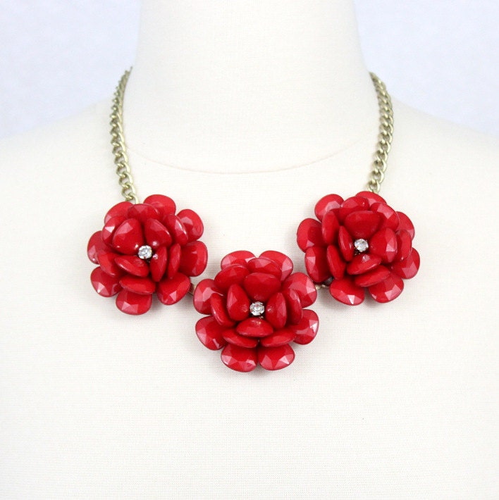 Rote Blumen Statement Halskette Rosette Bib Kragen Schmuck von PearlsandBeyond