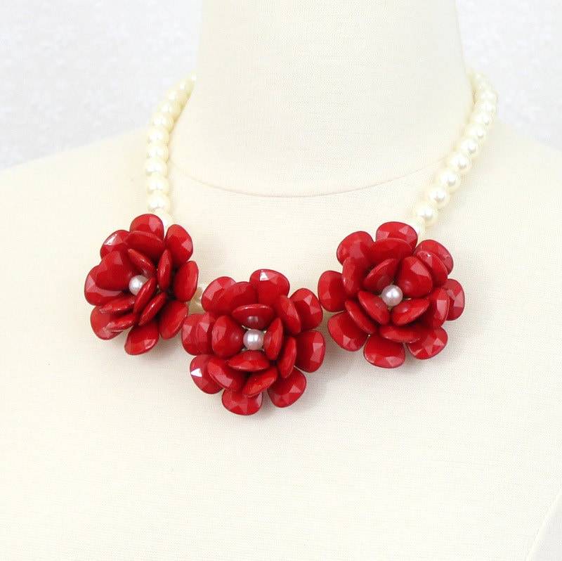 Rote Blumen Statementkette Große Rosenhalskette, Harzperlen von PearlsandBeyond
