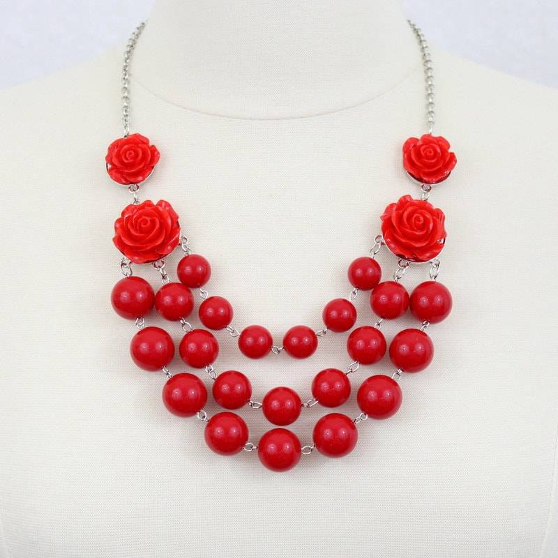 Rote Harz Rose Bib Halskette Multi Strand Statement Schmuck von PearlsandBeyond