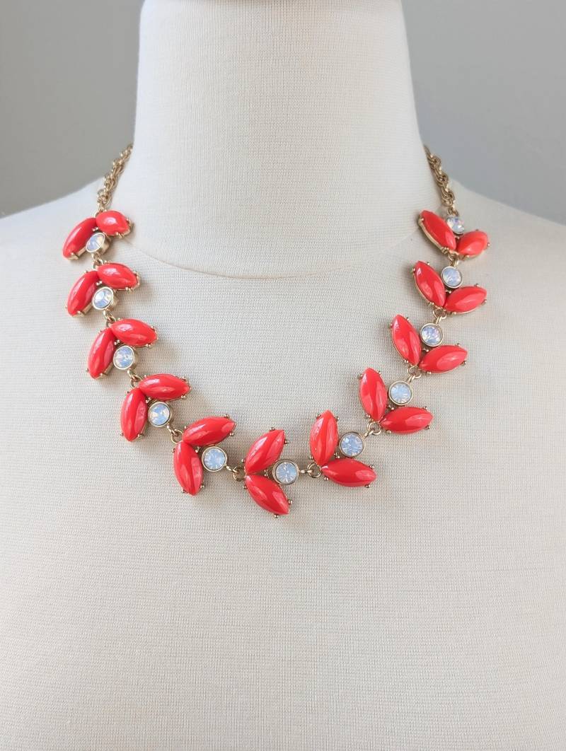 Rote Harz Statement Halskette Vergoldeter Weizenkopf Lätzchen von PearlsandBeyond