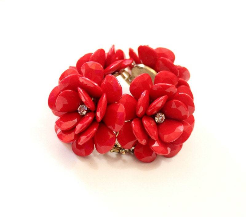 Rote Perlen Rose Armband Chunky Blumenarmband von PearlsandBeyond