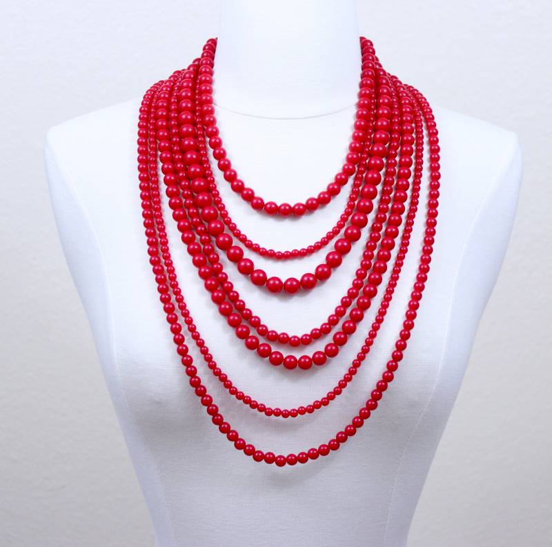 Rote Statement Kette Sieben Schichte Perlen Aus Resin von PearlsandBeyond