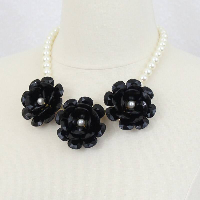 Schwarze Blumen Halskette Bib Halskette Mit Perlen von PearlsandBeyond