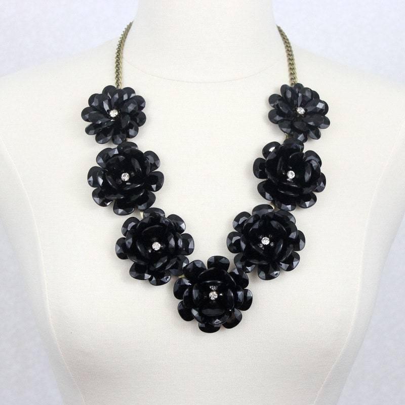 Schwarze Harz Blume Statement Halskette Strass Bib Halskette von PearlsandBeyond