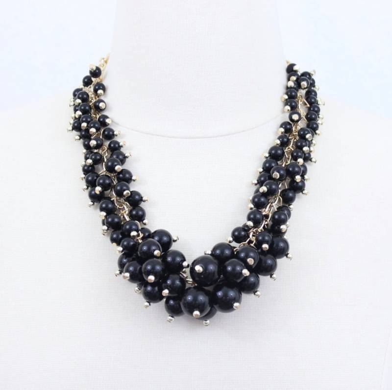 Schwarze Perlen Clustered Statement Halskette Mit Passenden Ohrringen von PearlsandBeyond