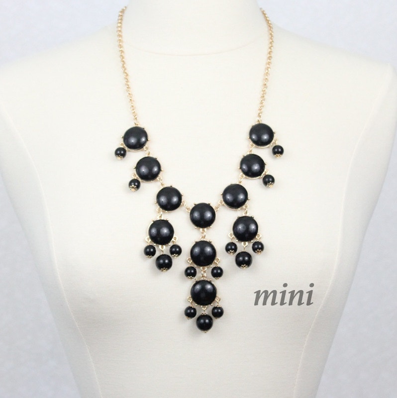 Schwarze Resin Bubble Bib Halskette Vergoldete Kette Statement Schmuck von PearlsandBeyond