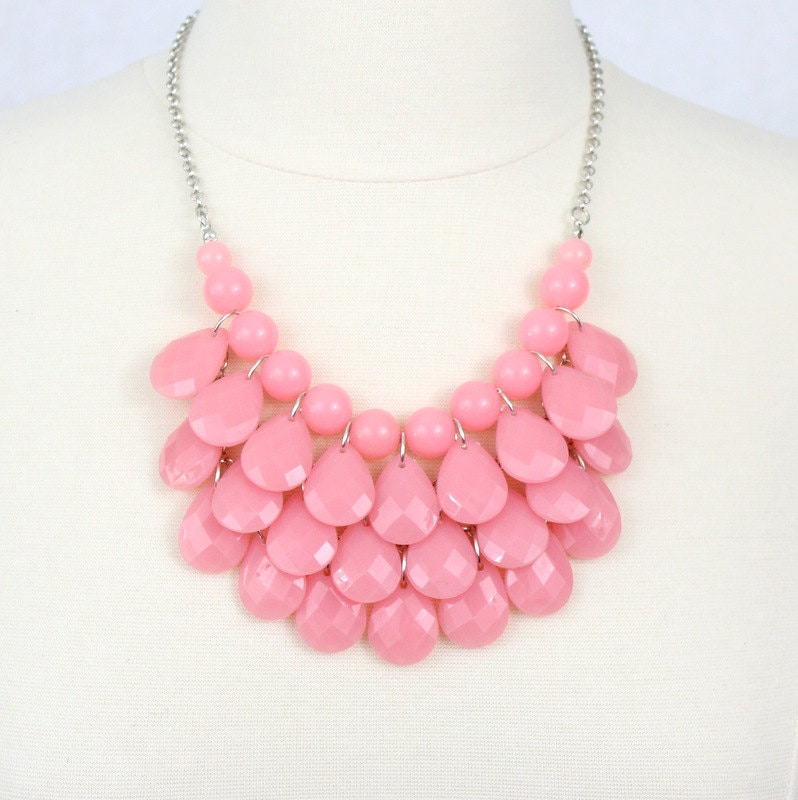 Tropfenförmige Statementkette Aus Verschiedenen Schichten, Resin Und Cotton Candy Pink von PearlsandBeyond