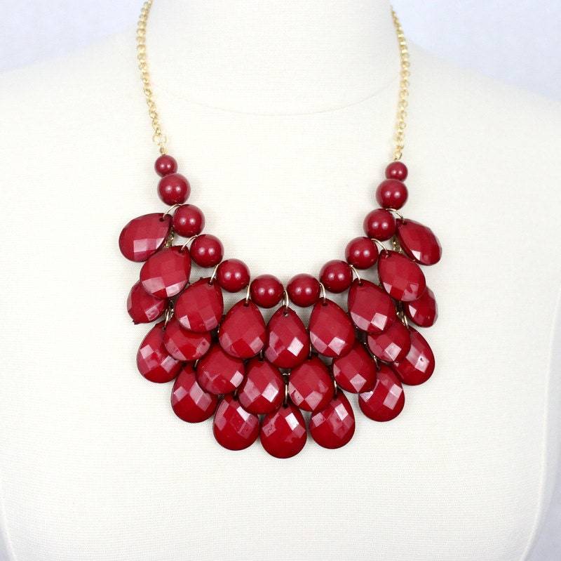 Weinrote Teardrop Statement Halskette Lätzchen von PearlsandBeyond