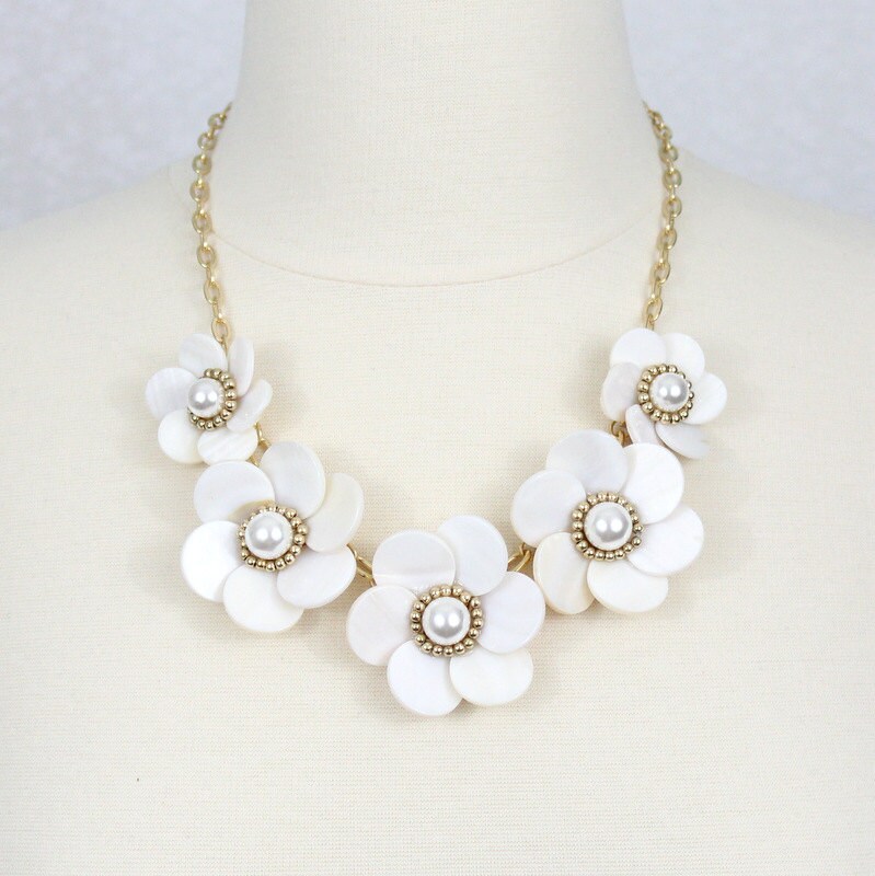 Weiße Blumen Statement Halskette Perlmutt & Harz Perle Lätzchen von PearlsandBeyond
