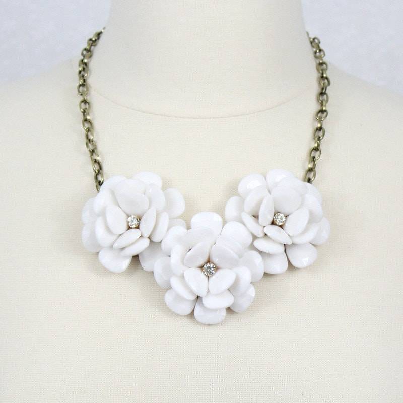 Weiße Harz Blume Statement Halskette Strass Rose Bib Halsband von PearlsandBeyond