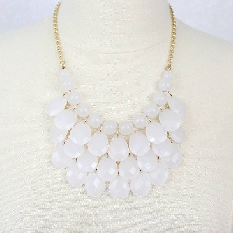 Weisse Tropfen Statement Halskette Harz Lätzchen von PearlsandBeyond