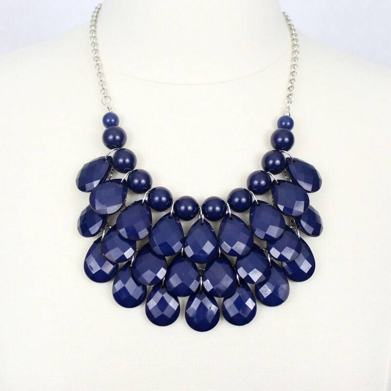 statement Resin Halskette Verstellbare Legierungskette, Gratis Ohrringe von PearlsandBeyond