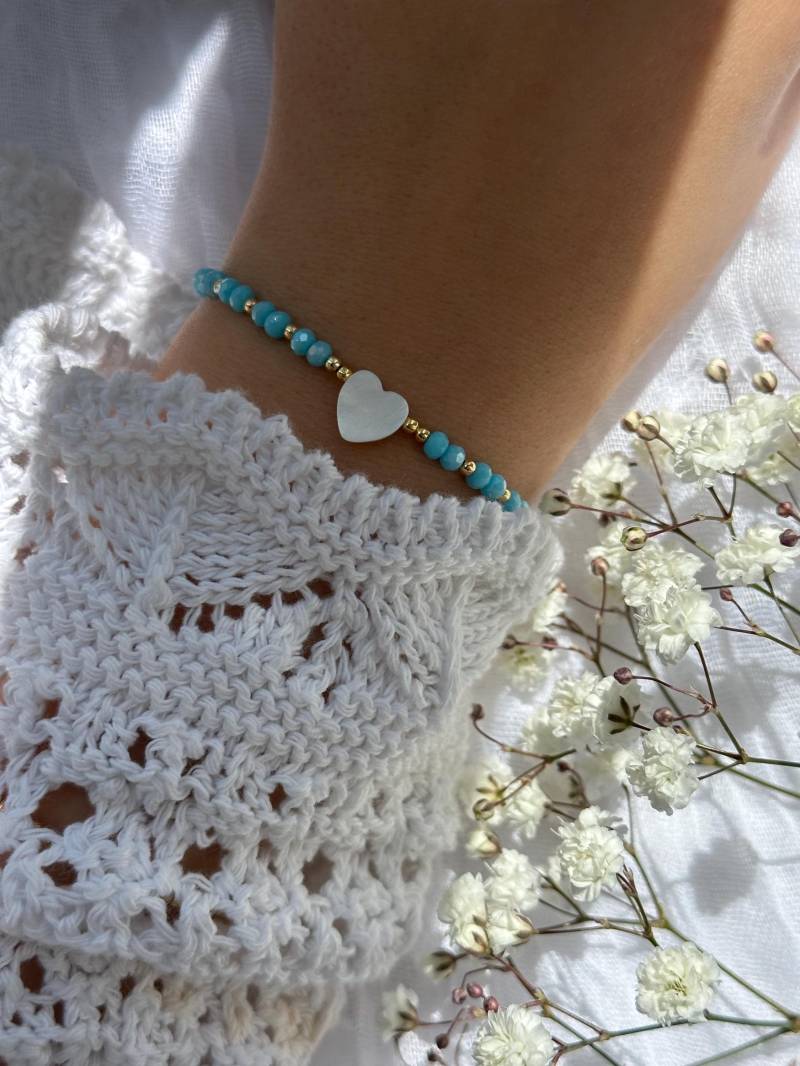Perlenarmband Mit Blauen Kristallperlen Und Perlmutt Herz Anhänger - 10250 von Pearlsbyhelin