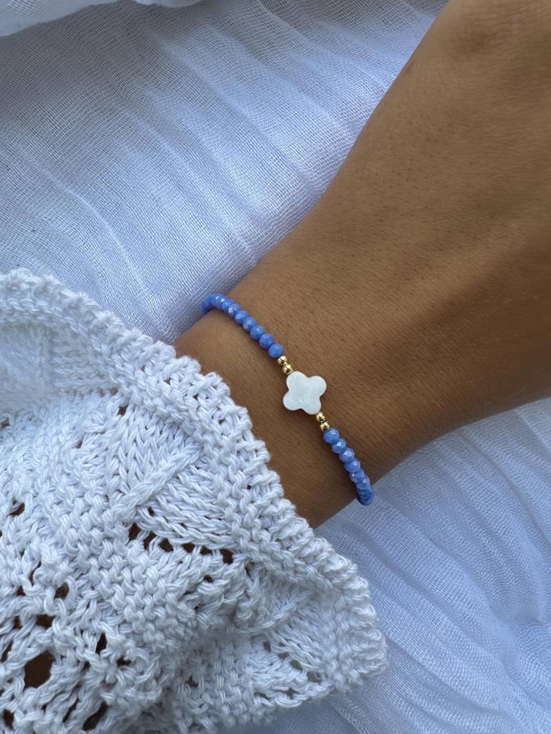 Perlenarmband Mit Blauen Kristallperlen Und Perlmutt Kleeblatt - 10187 von Pearlsbyhelin