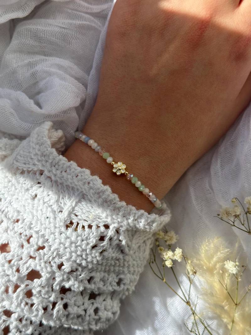 Perlenarmband Mit Bunten Kristallperlen Und Blumen Anhänger - 10199 von Pearlsbyhelin