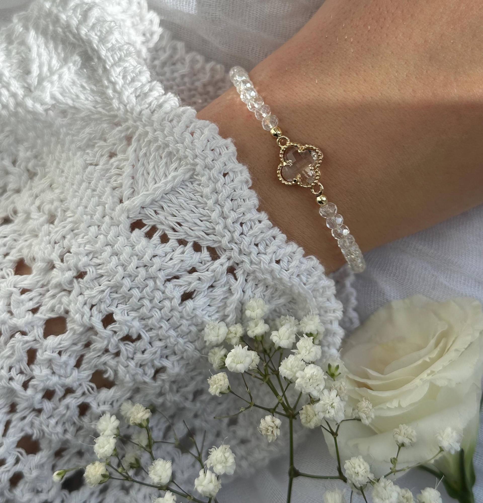 Perlenarmband Mit Durchsichtigen Kristallperlen Und Kleeblatt Anhänger - 10187 Perlenarmband Mit Durchsichtigen Kristallperlen Und Kleeblatt Anhänger - 10187 von Pearlsbyhelin