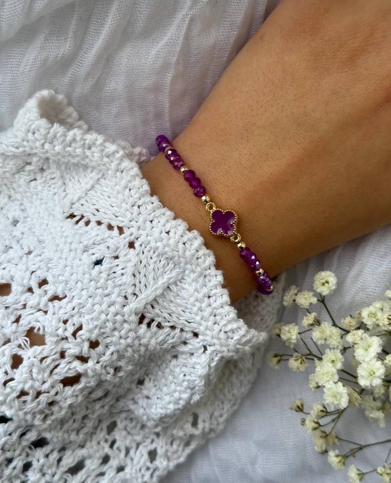 Perlenarmband Mit Lila Kristallperlen Und Kleeblatt Anhänger - 10182 von Pearlsbyhelin