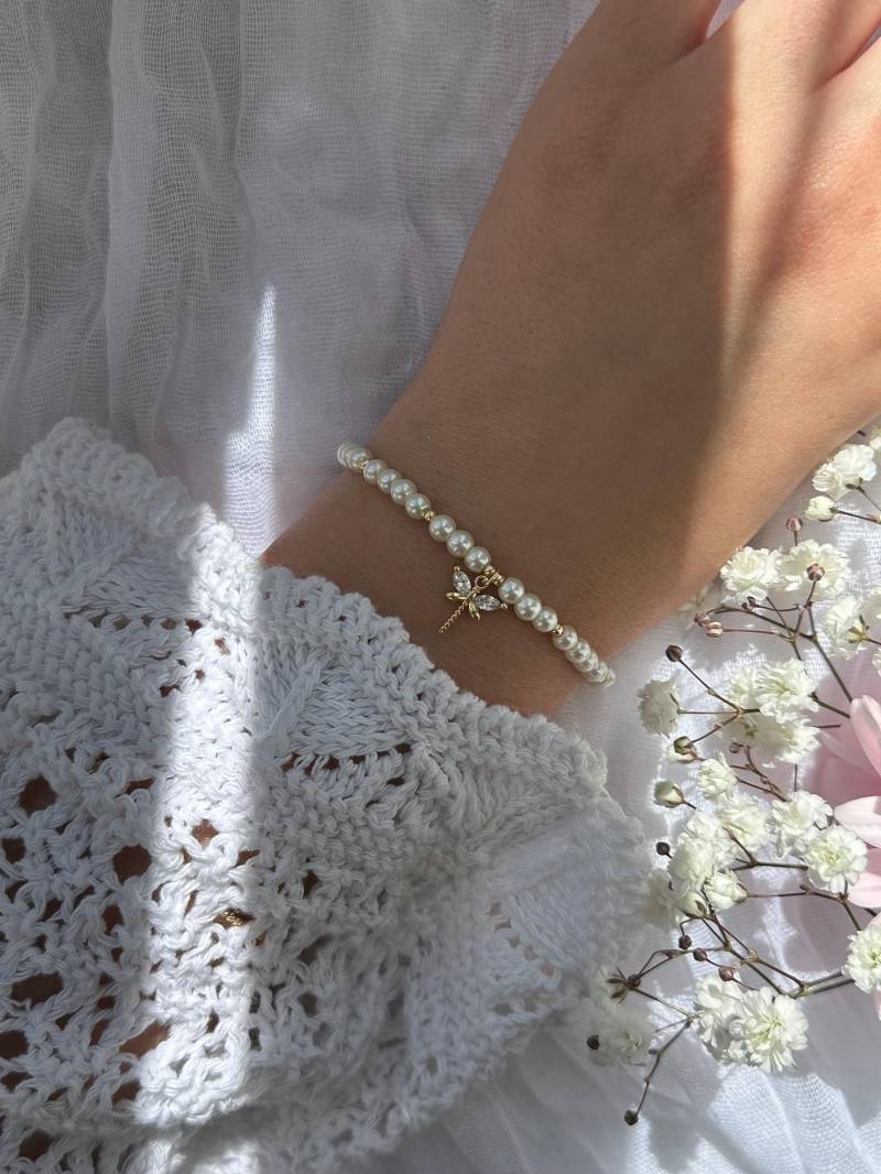 Perlenarmband Mit Weißen Glasperlen Und Libellen Anhänger - 10249 von Pearlsbyhelin