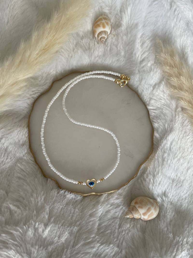 Perlenkette Chocker Weiß Mit Goldenem Herz Und Evil Eye in Der Mitte - 10142 von Pearlsbyhelin
