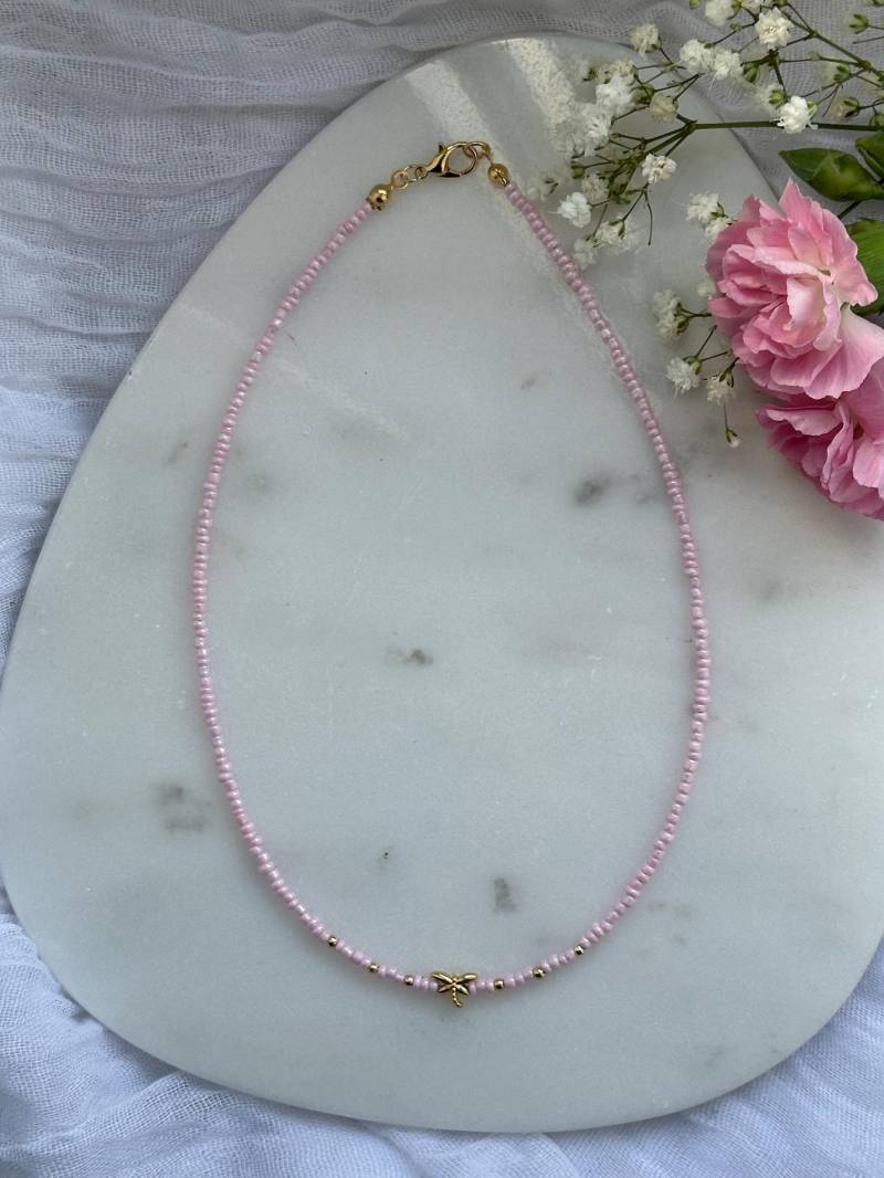 Perlenkette Mit Rosa Perlen Und Goldenen Details Libellen Anhänger - 10229 von Pearlsbyhelin
