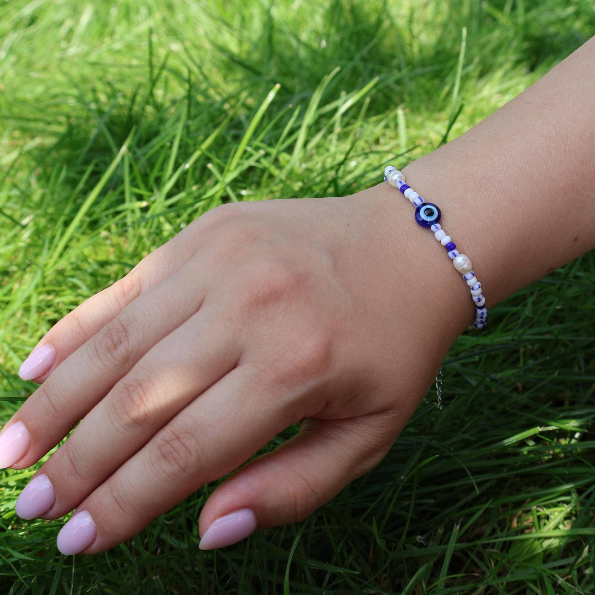 Nazar - Perlenarmband in Weiß/Blau Mit Natürlichen Süßwasserperlen Nazar - Perlenarmband in Weiß/Blau Mit Natürlichen Süßwasserperlen von Pearlsfever