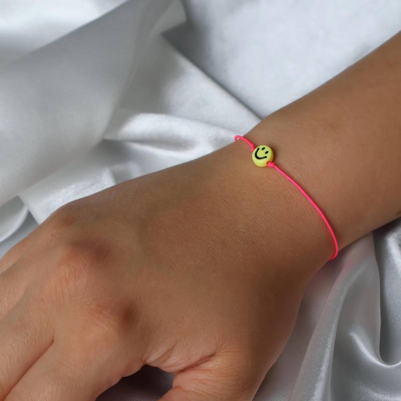 Neo - Filigranes Armband Aus Nylonschnur Mit Smiley Neo - Filigranes Armband Aus Nylonschnur Mit Smiley von Pearlsfever