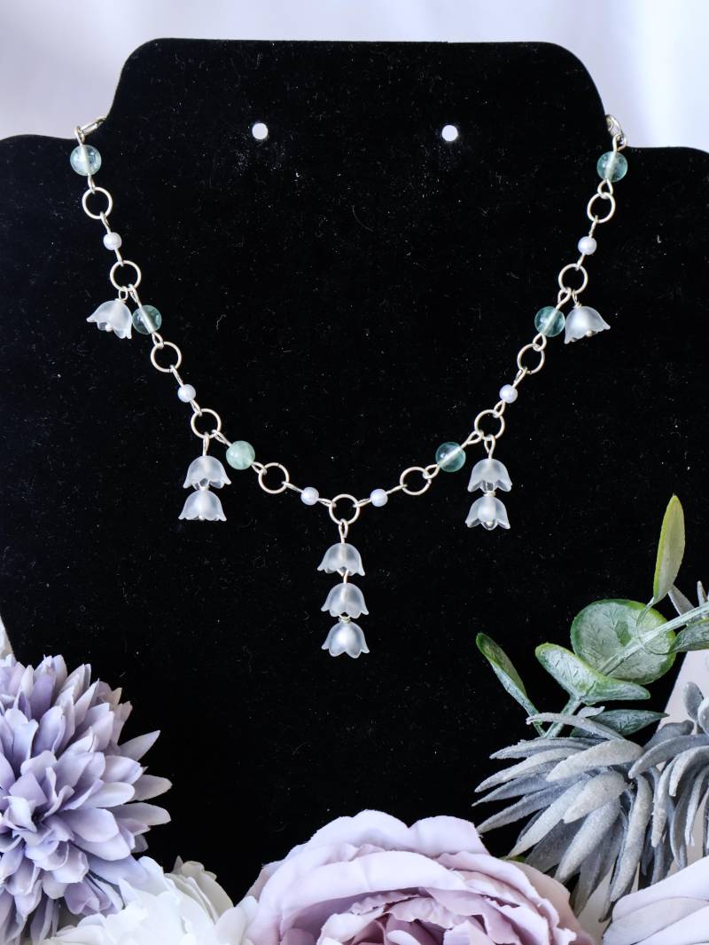 Perlenkette Mayra Mit Maiglöckchen Anhänger - Zarter Cottagecore Schmuck | Handmade Kette Blumen Kollektion von PearlyWitchArts