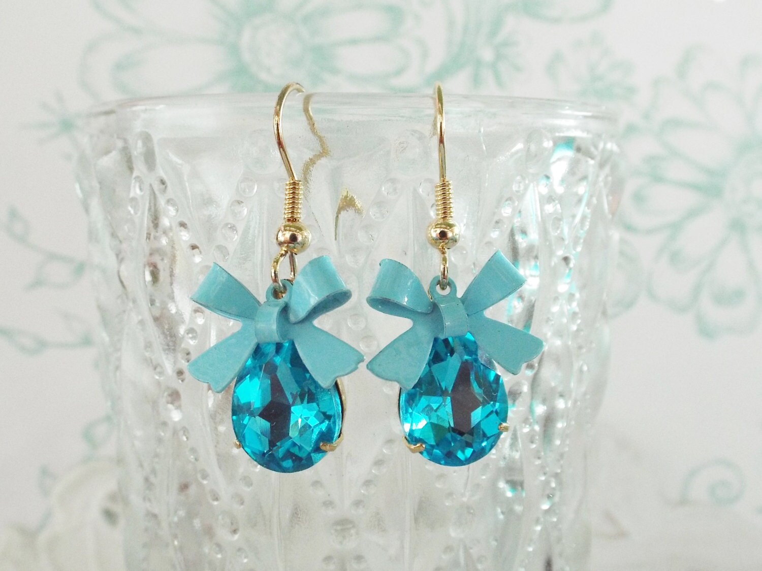 Ohrringe Vintage Love Juwelen Liebchen Hellblau Gold Mit Schleife Ohrhänger von PearlysSchatzkammer