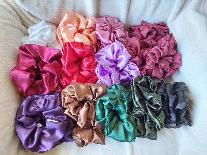Satin Scrunchie Haargummi Verschiedene Farben Aestethic Handmade von PearlysSchatzkammer